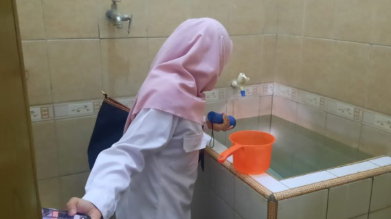 Petugas melakukan pemeriksaan jentik.